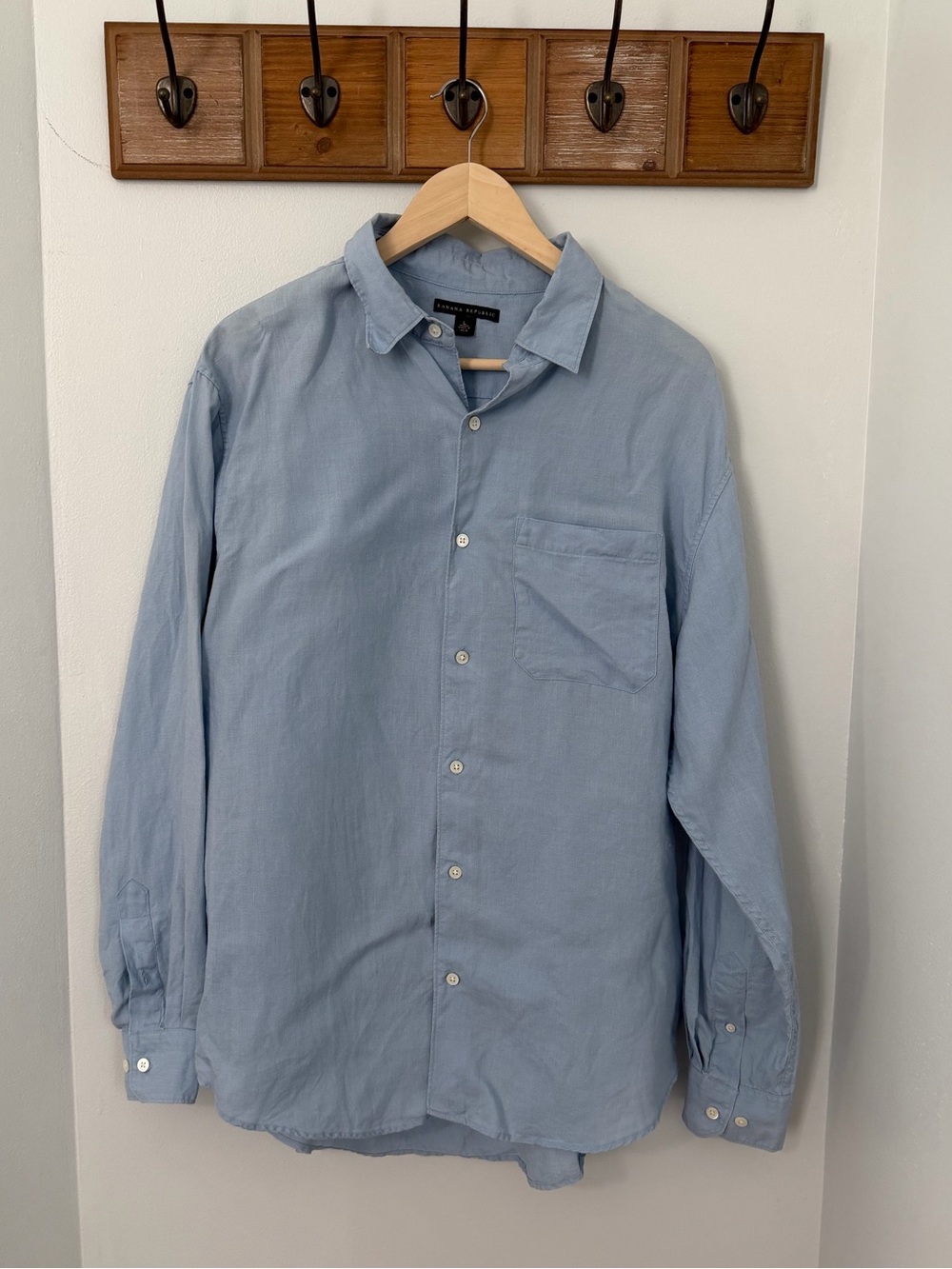 Banana Republic men’s light blue linen button up shirt size L
